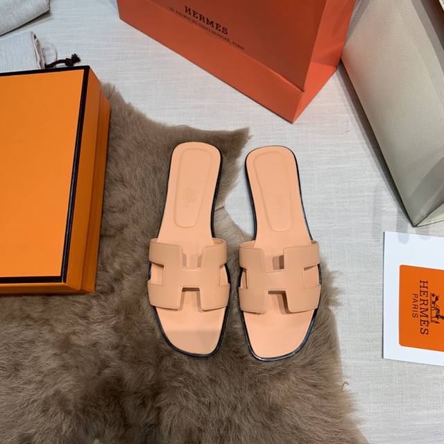 新色，全新改版 Hermès 包装升级，版型做工材料升级。 Hermes市场最高版本纯手工鞋 顶级产品爱马仕拖鞋 早春新款原版一样， 师傅级纯手工打造 ！高端定